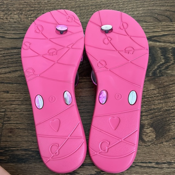 Guess NWOT glamour pink flip flops - Size 7 - Picture 5 of 5